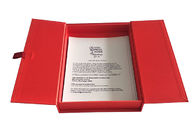 कैप टॉप रेड बुक आकार का बॉक्स, 2 सेमी चौड़ाई साटन टेप के साथ चुंबकीय फ्लैप बॉक्स आपूर्तिकर्ता