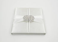 सुरुचिपूर्ण सफेद रेशम कार्डबोर्ड उपहार उपहार बॉक्स शादी का निमंत्रण धनुष / बकसुआ के साथ आपूर्तिकर्ता
