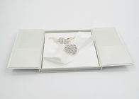 सुरुचिपूर्ण सफेद रेशम कार्डबोर्ड उपहार उपहार बॉक्स शादी का निमंत्रण धनुष / बकसुआ के साथ आपूर्तिकर्ता